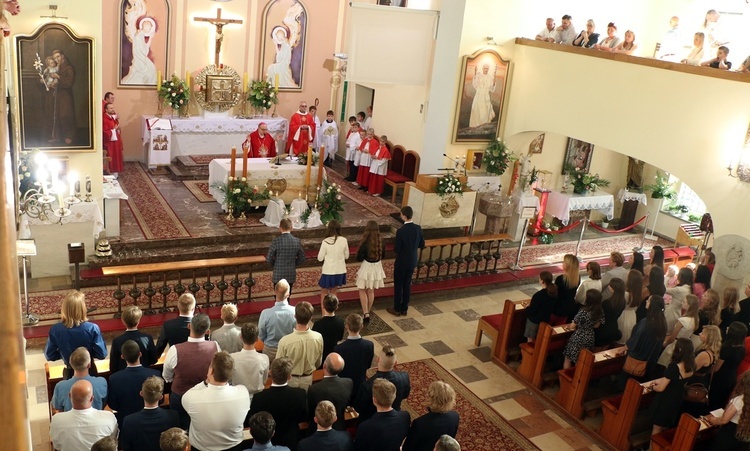 Bierzmowanie w sanktuarium Antoniego Padewskiego w Obornikach Śląskich