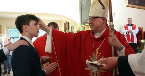 Bierzmowanie w sanktuarium Antoniego Padewskiego w Obornikach Śląskich