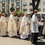 Regalia i róża dla Matki Bożej Pocieszenia