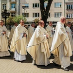 Regalia i róża dla Matki Bożej Pocieszenia