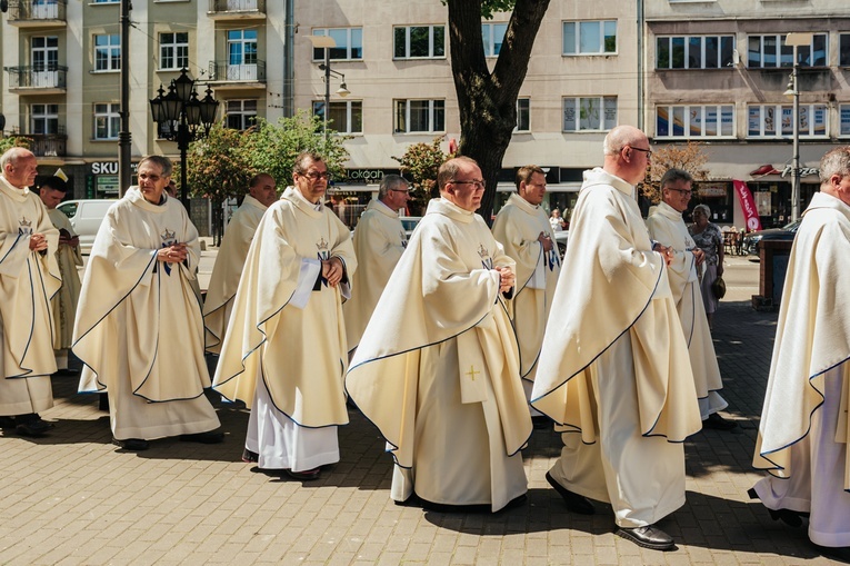 Regalia i róża dla Matki Bożej Pocieszenia