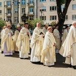 Regalia i róża dla Matki Bożej Pocieszenia