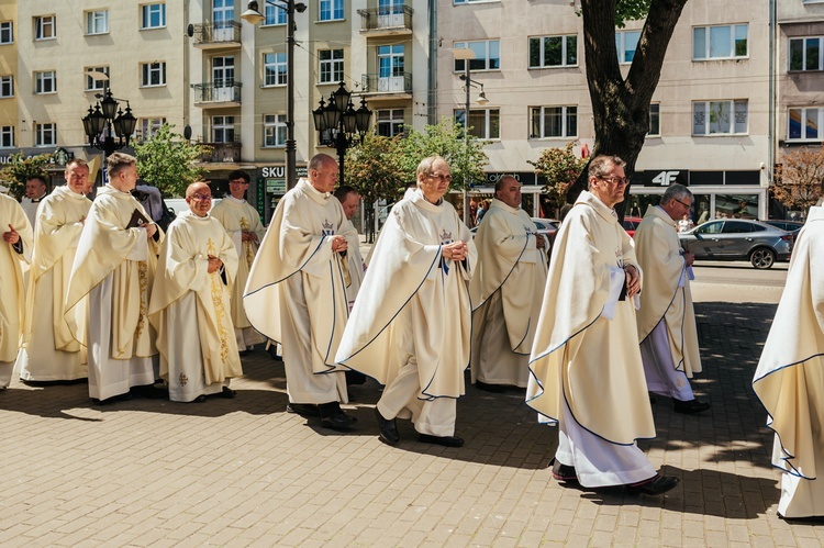 Regalia i róża dla Matki Bożej Pocieszenia