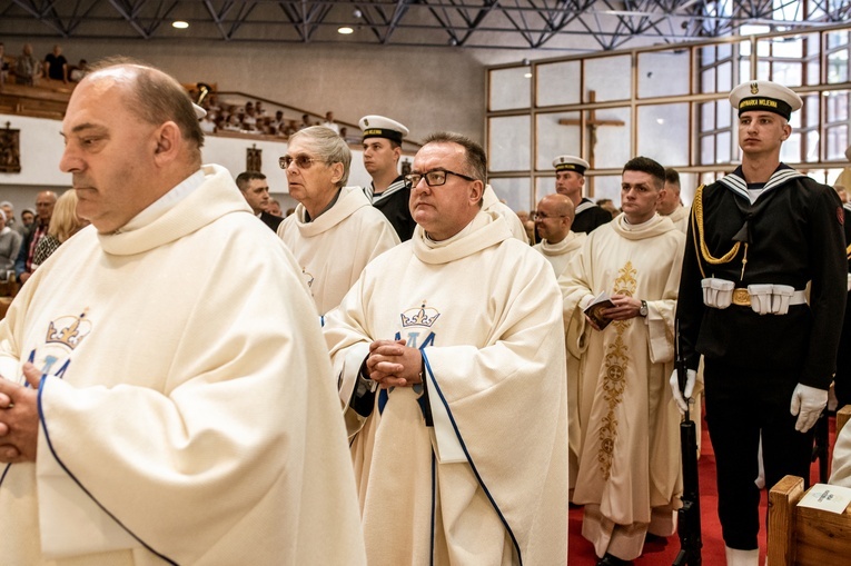 Regalia i róża dla Matki Bożej Pocieszenia