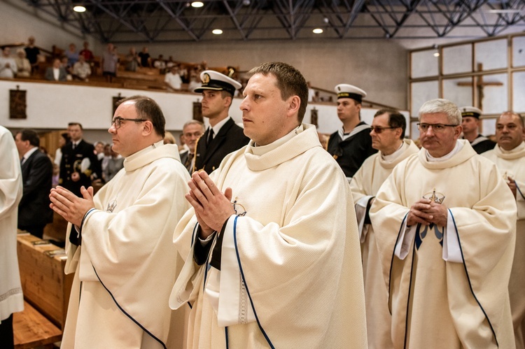 Regalia i róża dla Matki Bożej Pocieszenia