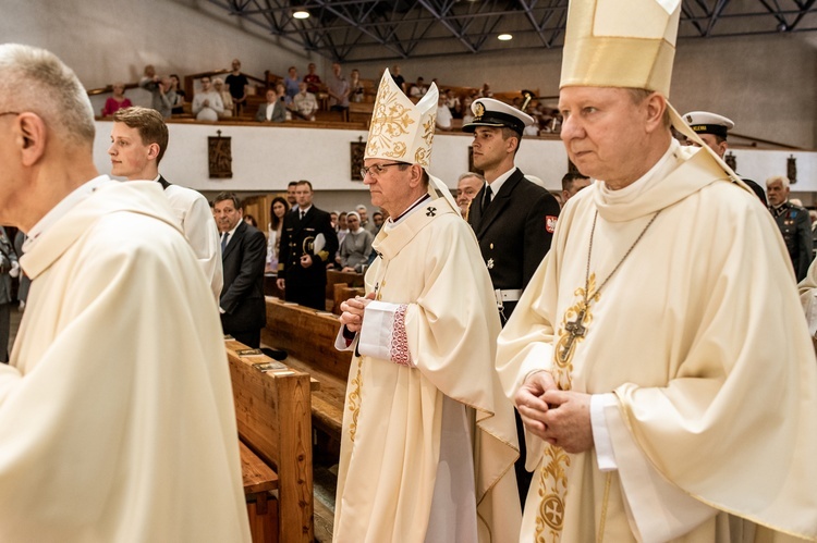 Regalia i róża dla Matki Bożej Pocieszenia