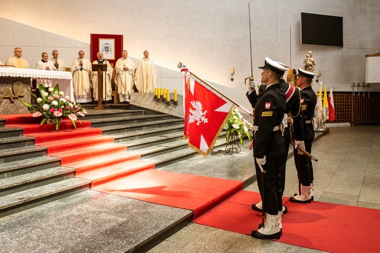 Regalia i róża dla Matki Bożej Pocieszenia