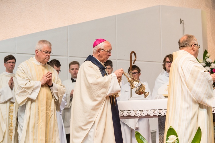 Regalia i róża dla Matki Bożej Pocieszenia