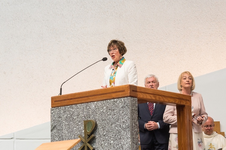 Regalia i róża dla Matki Bożej Pocieszenia