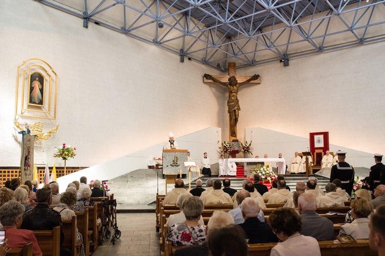 Regalia i róża dla Matki Bożej Pocieszenia