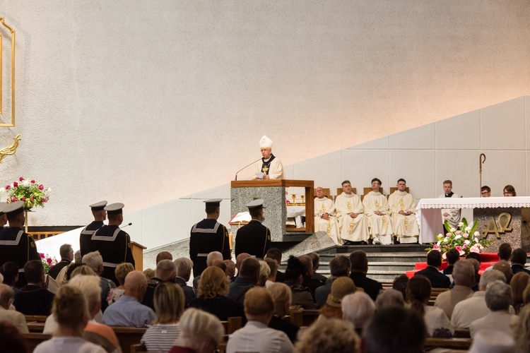 Regalia i róża dla Matki Bożej Pocieszenia