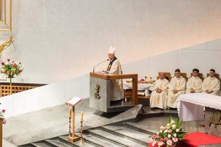 Regalia i róża dla Matki Bożej Pocieszenia