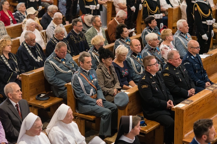 Regalia i róża dla Matki Bożej Pocieszenia