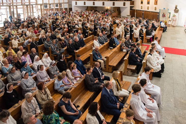 Regalia i róża dla Matki Bożej Pocieszenia