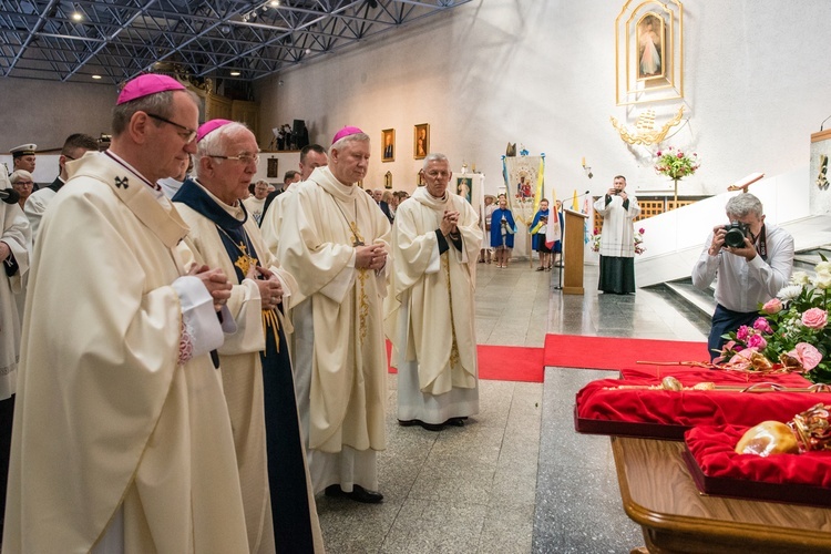 Regalia i róża dla Matki Bożej Pocieszenia