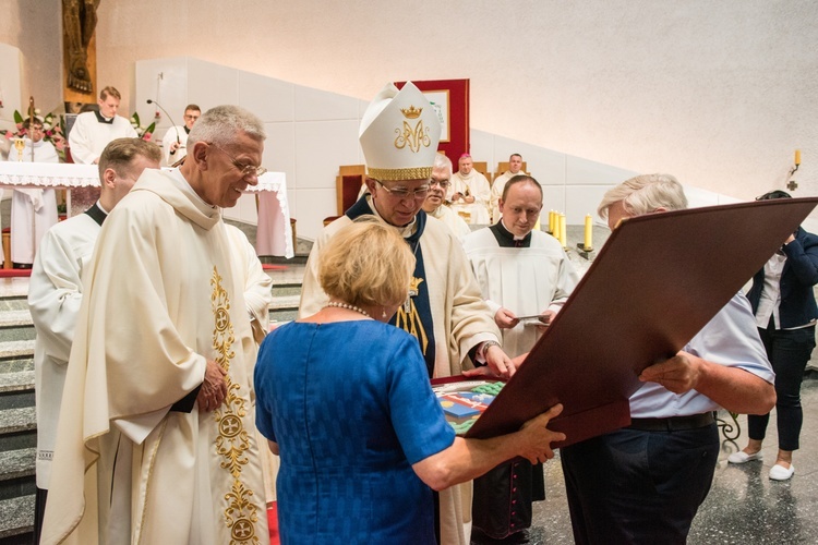 Regalia i róża dla Matki Bożej Pocieszenia