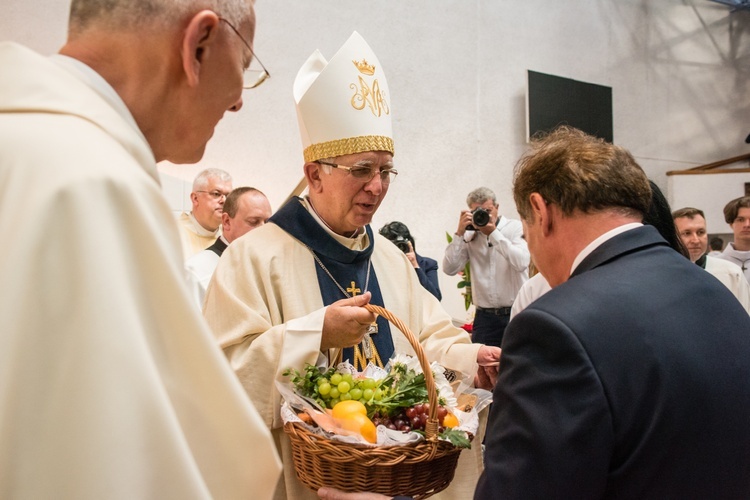 Regalia i róża dla Matki Bożej Pocieszenia