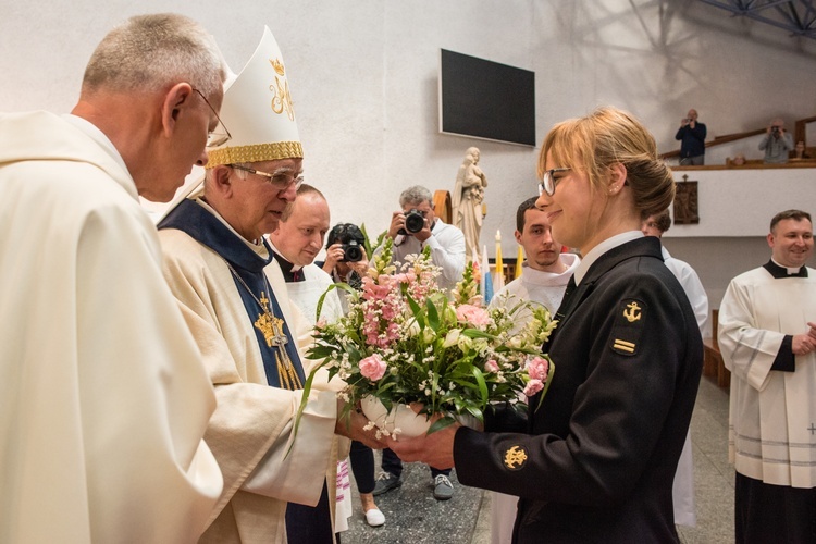 Regalia i róża dla Matki Bożej Pocieszenia