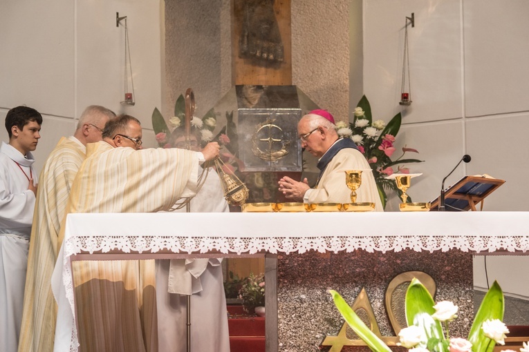 Regalia i róża dla Matki Bożej Pocieszenia