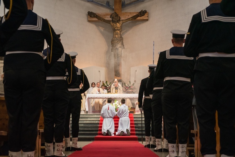Regalia i róża dla Matki Bożej Pocieszenia