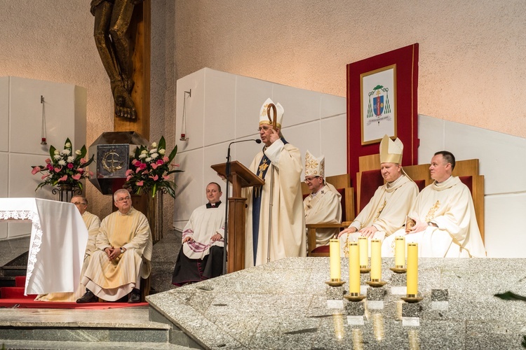 Regalia i róża dla Matki Bożej Pocieszenia