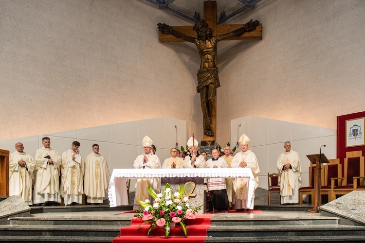 Regalia i róża dla Matki Bożej Pocieszenia