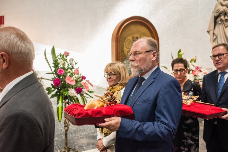 Regalia i róża dla Matki Bożej Pocieszenia