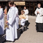 Regalia i róża dla Matki Bożej Pocieszenia