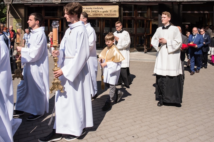 Regalia i róża dla Matki Bożej Pocieszenia
