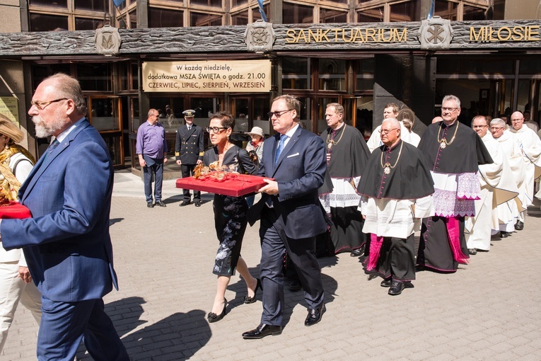Regalia i róża dla Matki Bożej Pocieszenia