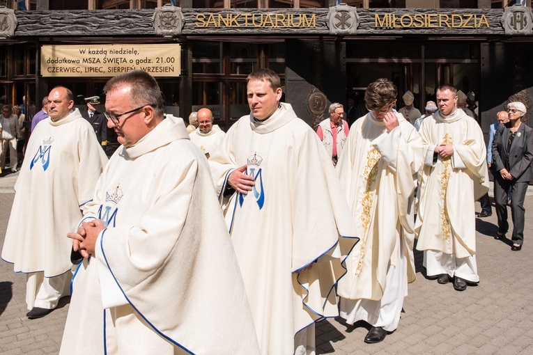 Regalia i róża dla Matki Bożej Pocieszenia