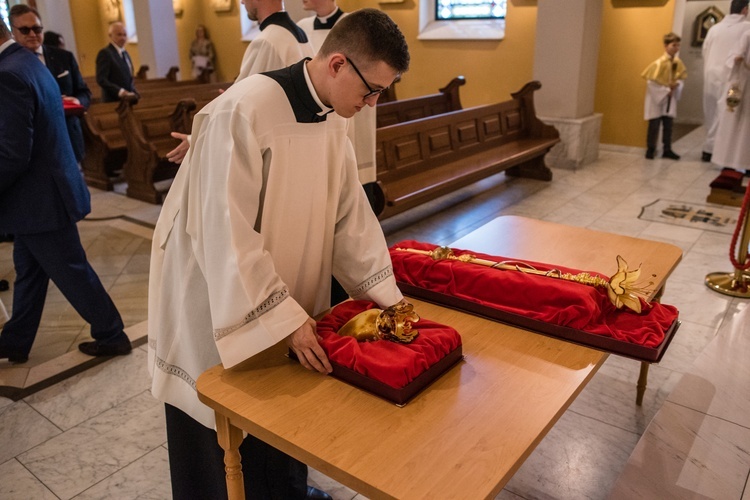 Regalia i róża dla Matki Bożej Pocieszenia