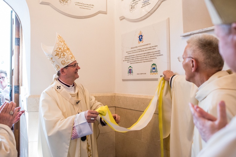 Regalia i róża dla Matki Bożej Pocieszenia