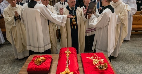 - Przyozdabiając Jej wizerunek regaliami i różą chcemy przeżyć maryjne Magnificat za wielkie dzieła Boże, które tutaj dokonały się przez Maryję - mówił abp Depo.