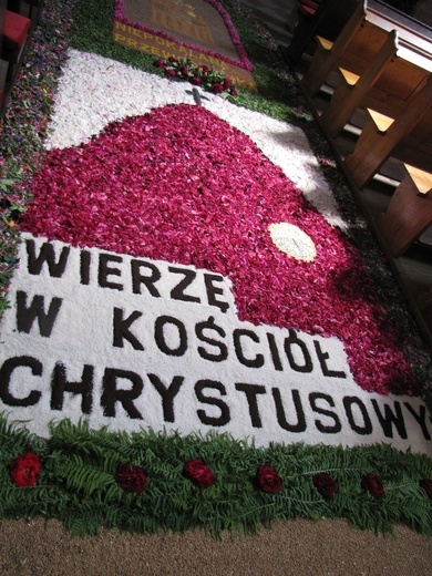 Dywan kwiatowy w sanktuarium maryjnym w Przasnyszu