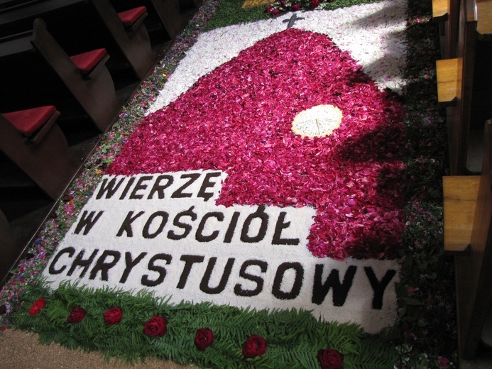 Dywan kwiatowy w sanktuarium maryjnym w Przasnyszu