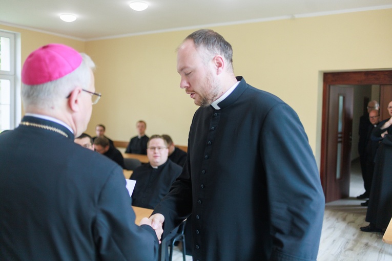 Wręczenie dekretów dla proboszczów i wikariuszy