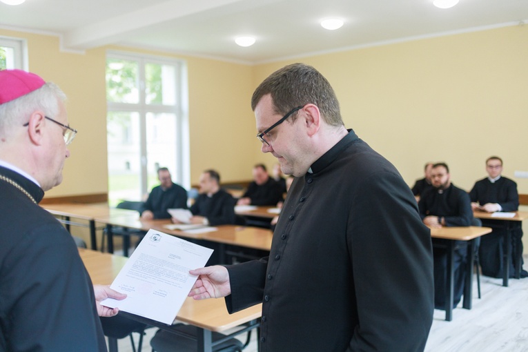 Wręczenie dekretów dla proboszczów i wikariuszy