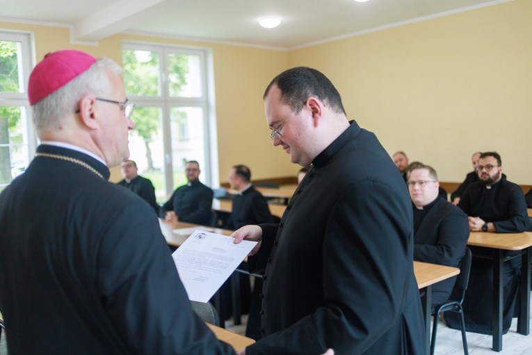 Wręczenie dekretów dla proboszczów i wikariuszy