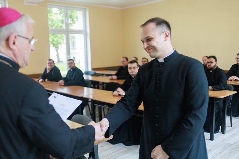 Wręczenie dekretów dla proboszczów i wikariuszy