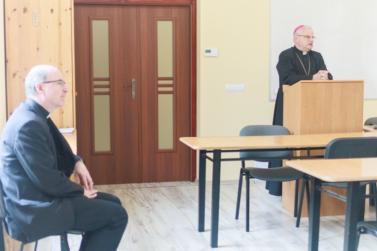 Wręczenie dekretów dla proboszczów i wikariuszy