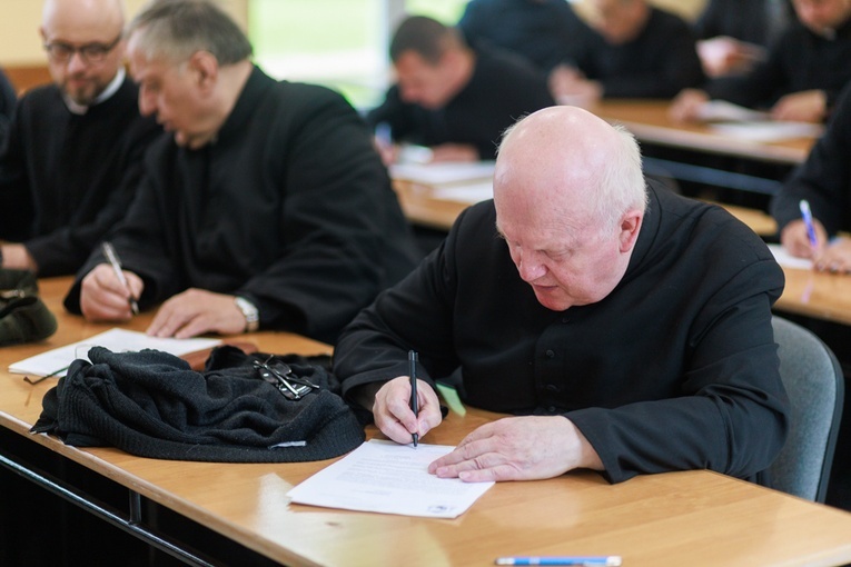 Wręczenie dekretów dla proboszczów i wikariuszy