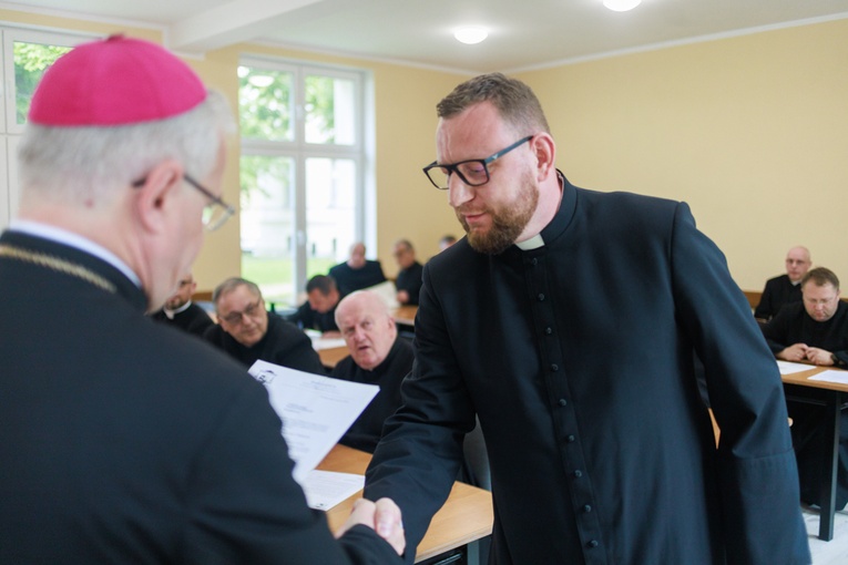 Wręczenie dekretów dla proboszczów i wikariuszy