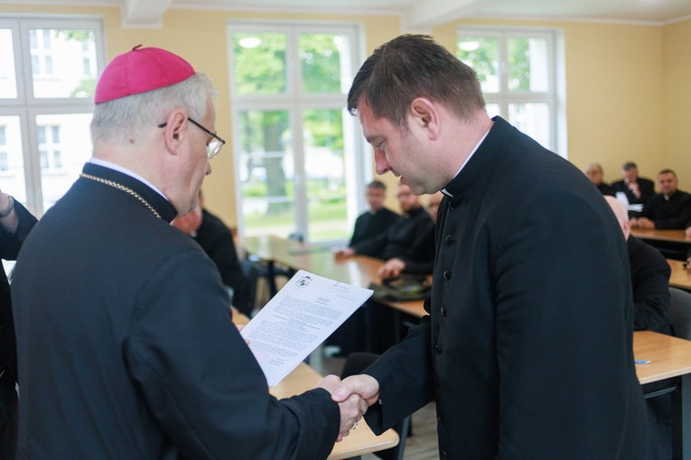 Wręczenie dekretów dla proboszczów i wikariuszy