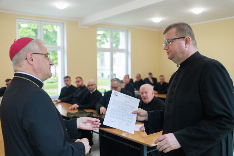 Wręczenie dekretów dla proboszczów i wikariuszy