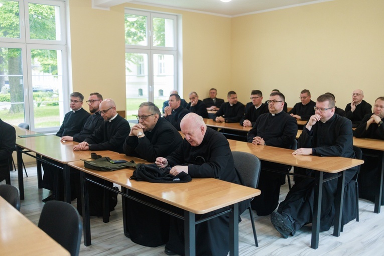 Wręczenie dekretów dla proboszczów i wikariuszy