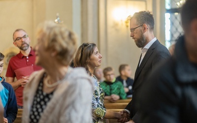  W trakcie Eucharystii obecne na spotkaniu małżeństwa odnowiły przysięgę małżeńską.