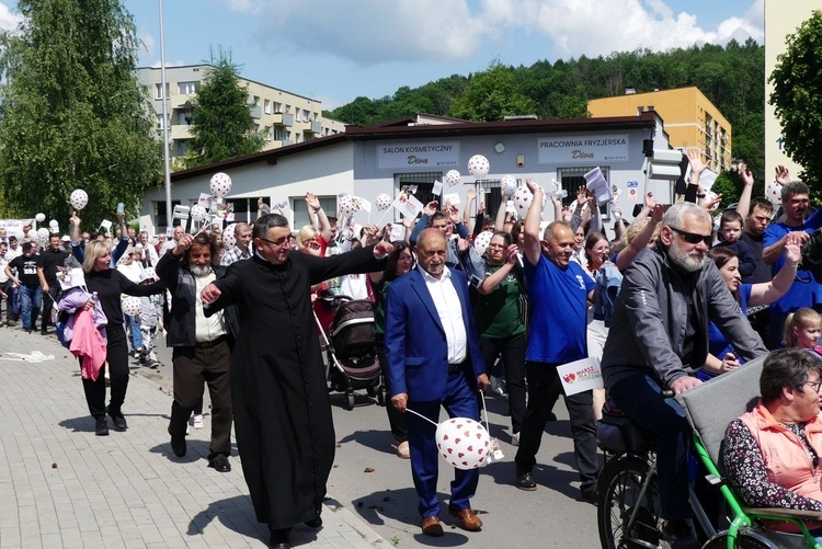 Wśród uczestników marszu byli jak zawsze ks. Grzegorz Gruszecki i burmistrz Antoni Szlagor.