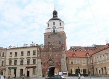 Obraz patrona miasta umieszczony jest w Bramie Krakowskiej.