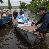 Ukraina: wysadzenie tamy zanieczyściło tyle wody pitnej, ile świat zużywa przez dwa dni